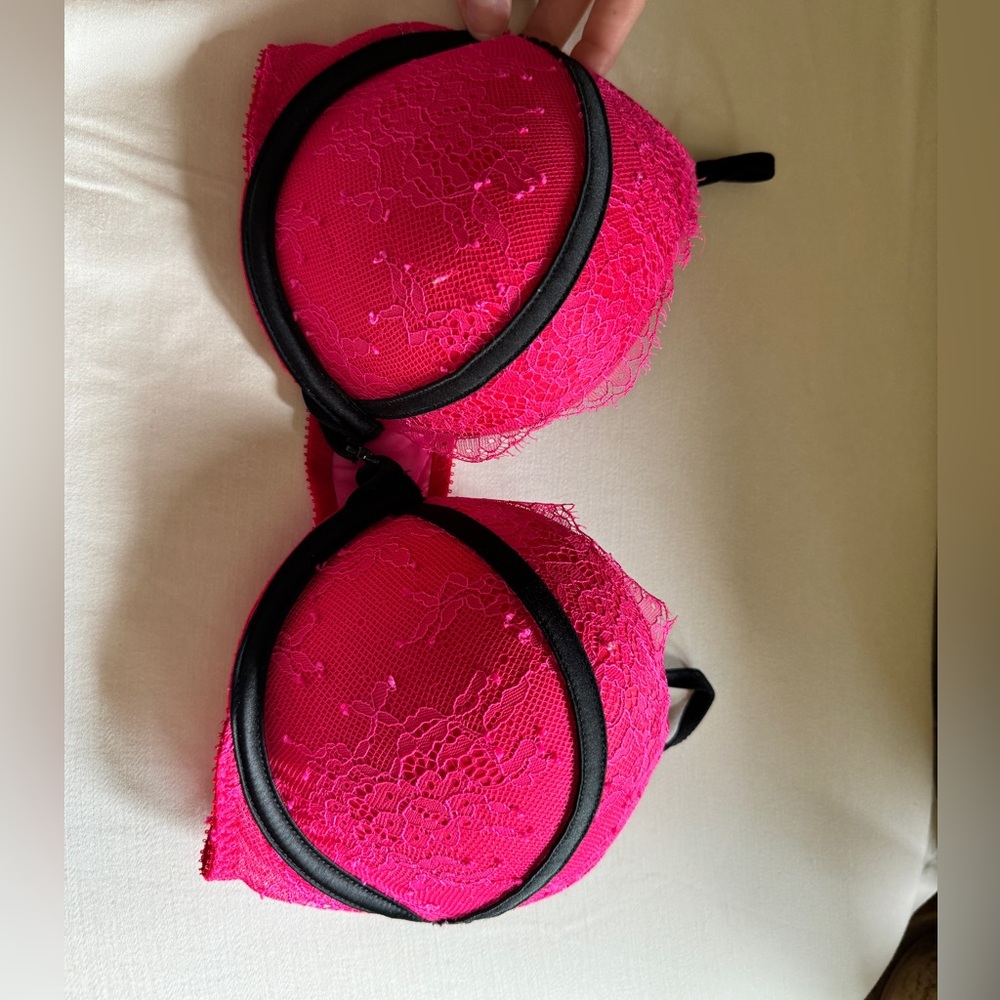 Victoria’s Secret bombshell bra 32C